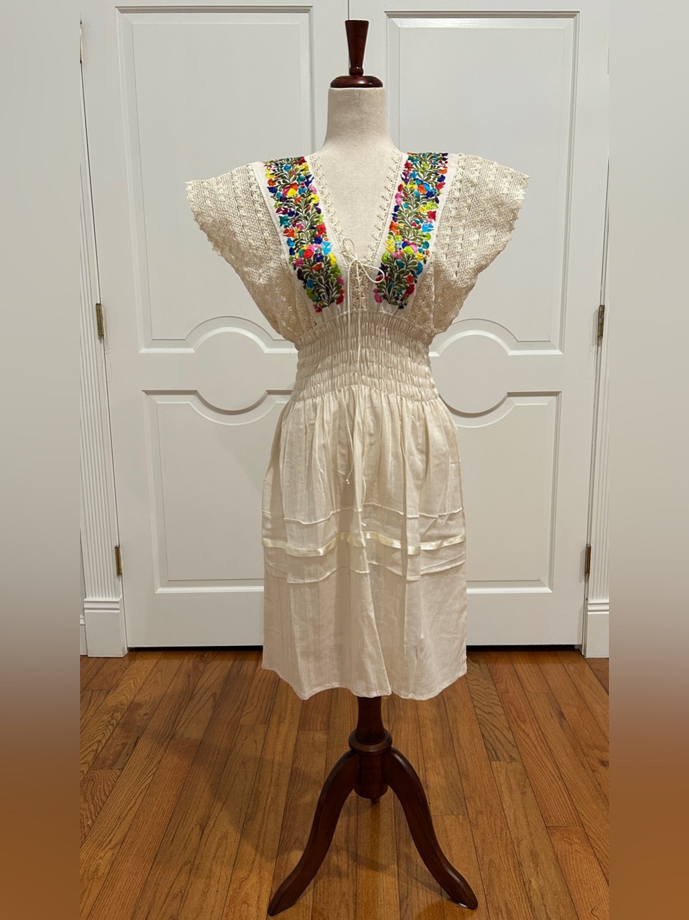 Mexican embroidered dress, hand Embroidered with Silk threads.